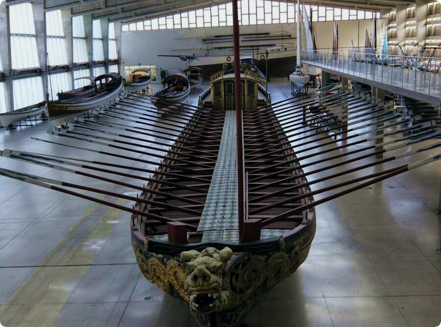 Maritiem Museum van Lissabon - een voorraadkast met historische artefacten