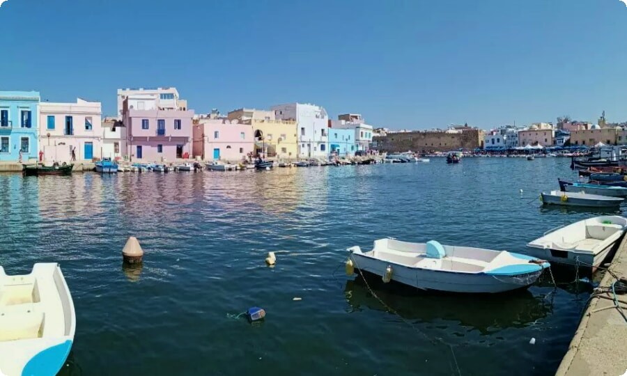 Città vibranti, verde montagnoso, vasto deserto e coste scintillanti della Tunisia.